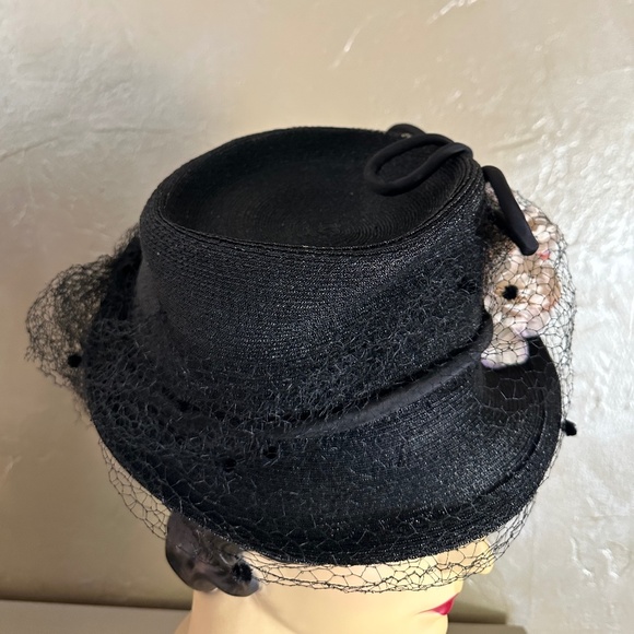 RADIANT 1940s\' BLACK STRAW FEDORA WITH FABRIC FLOWERS + DOTTED VEIL main image 6